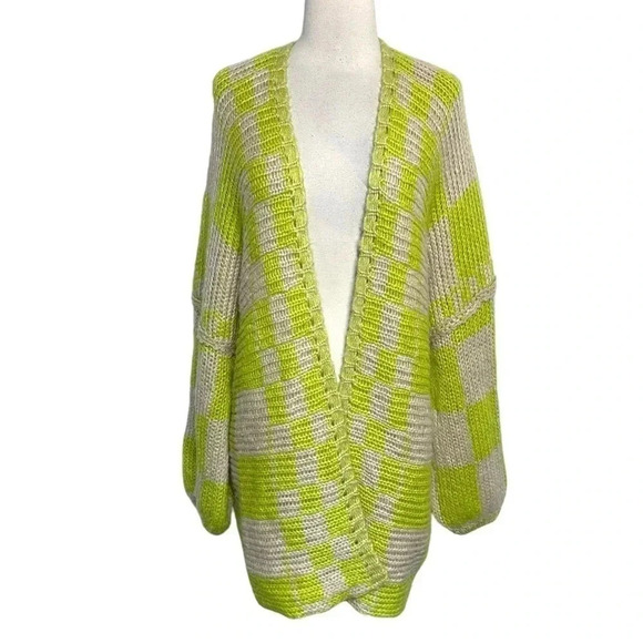 Urban Breeze M oversize lime green + cream checkerboard bell sleeve sweater‎ - Picture 2 of 9
